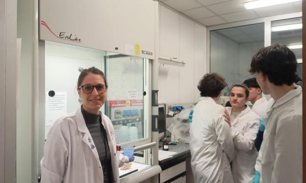 “Dal Micro al macro e viceversa: colori e posizioni”.